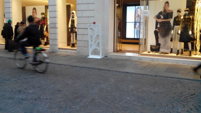 Negozi in centro con porte aperte