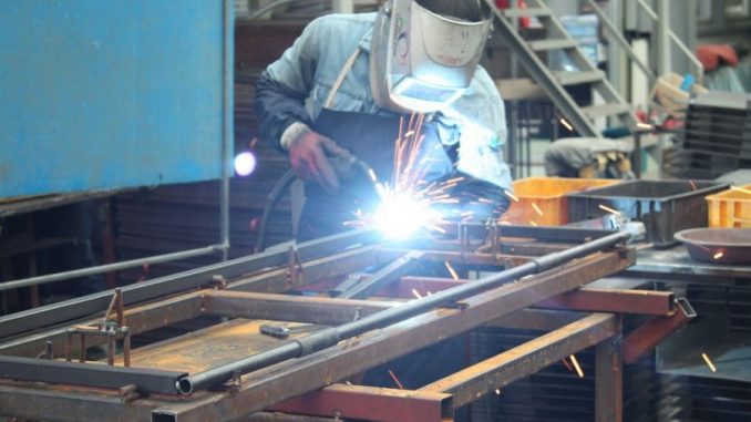 operaio al lavoro in fabbrica
