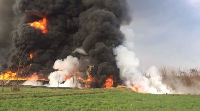 Domato in 8 ore l'incendio al deposito di materie plastiche a Pianezza