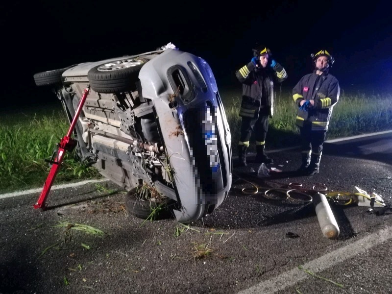 Auto si ribalta sulla strada, una donna ferita viene portata in ...