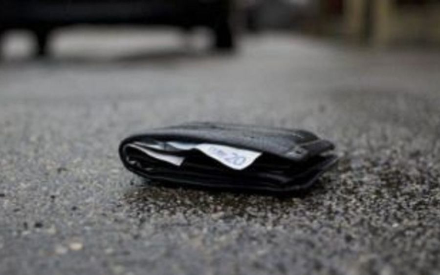 Trova a terra un portafogli con 750 euro e lo porta alla polizia locale