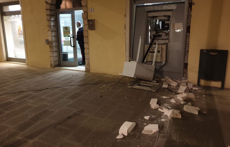 Esplosione Alle 3 Di Notte Divelto Lo Sportello Bancomat Della Popolare Di Verona L Eco Vicentino