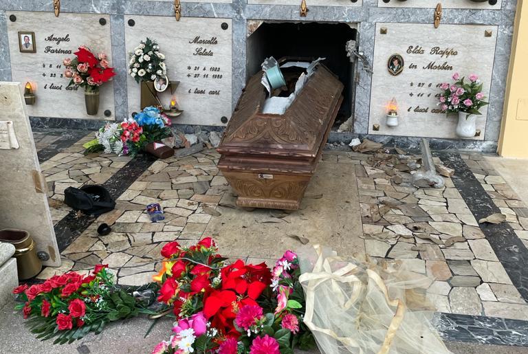 Furto sacrilego al cimitero di Marola profanate le tombe per rubare gli ori dei defunti L'Eco Furto sacrilego al cimitero di Marola profanate le tombe per rubare gli ori dei defunti L'Eco