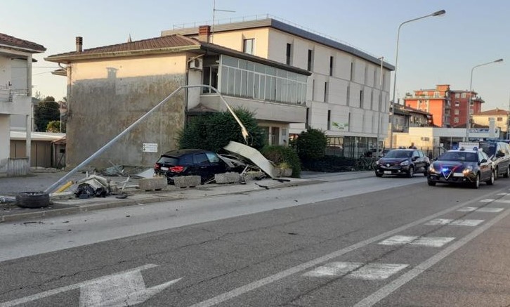 Bmw finisce fuori strada e si schianta su muretto e palo della luce ...