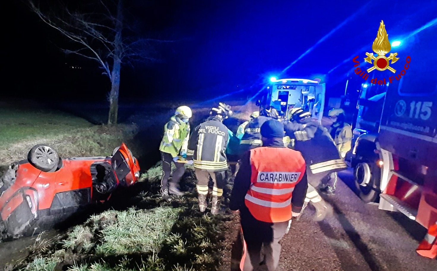 Auto esce di strada e si ribalta nel fossato. Salvo il conducente ...