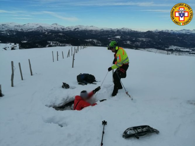 Sprofonda per tre metri in una trincea coperta di neve: escursionista ...