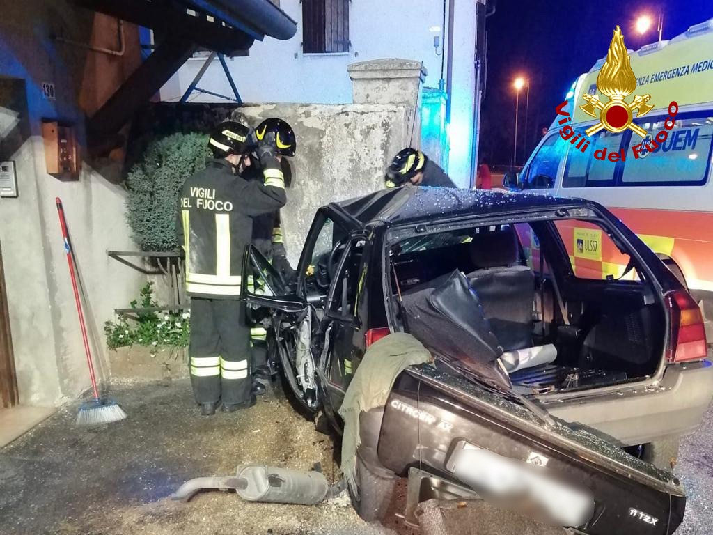 Ragazza si schianta in auto contro il muro di una casa: è in gravi ...