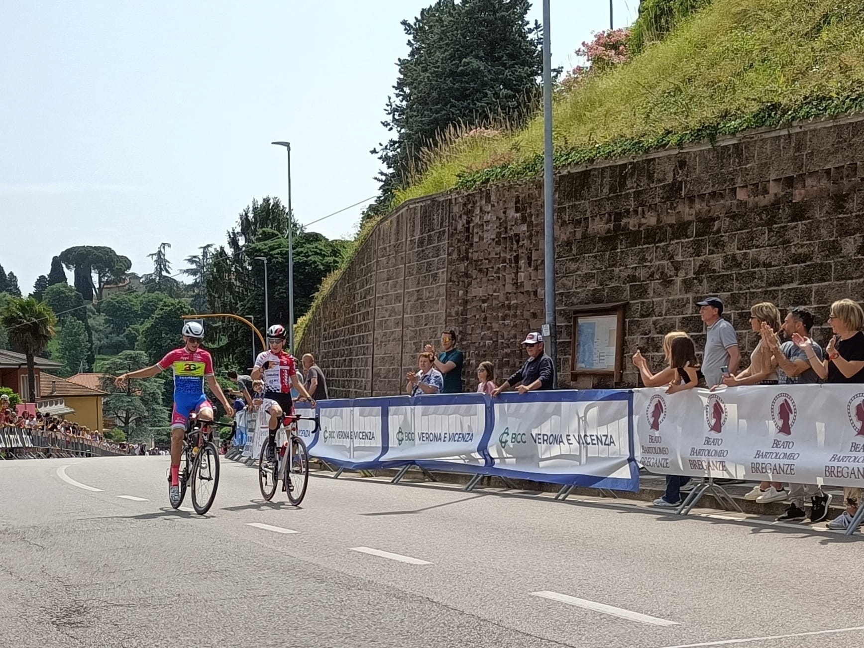 Giovanni E Angela Si Sfidano In Una Gara In Bicicletta Rivali nello sport, amici nella vita: alla gara di bici tagliano il