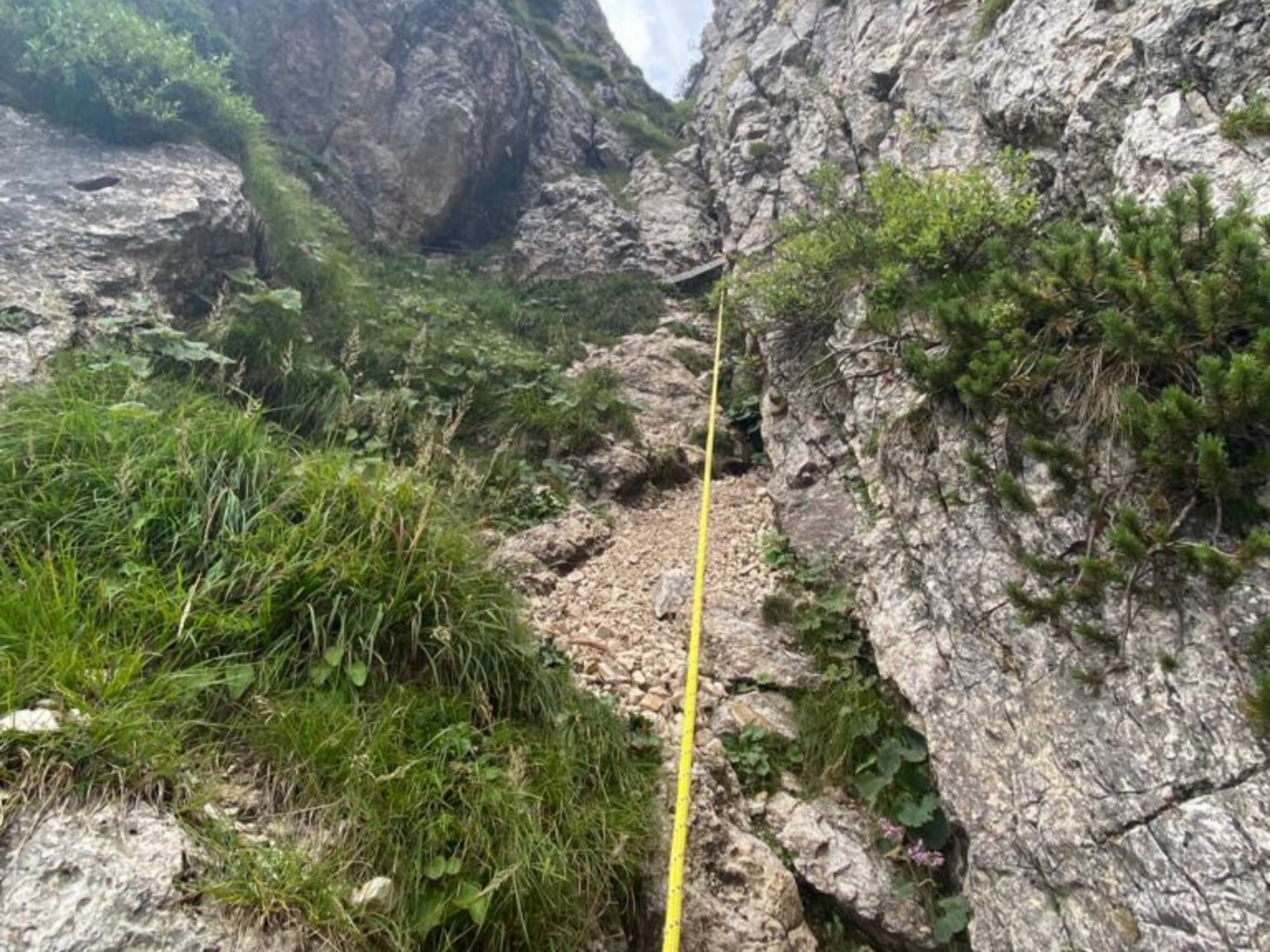 Escursionista perde la presa della corda e ruzzola per cento metri sul ...