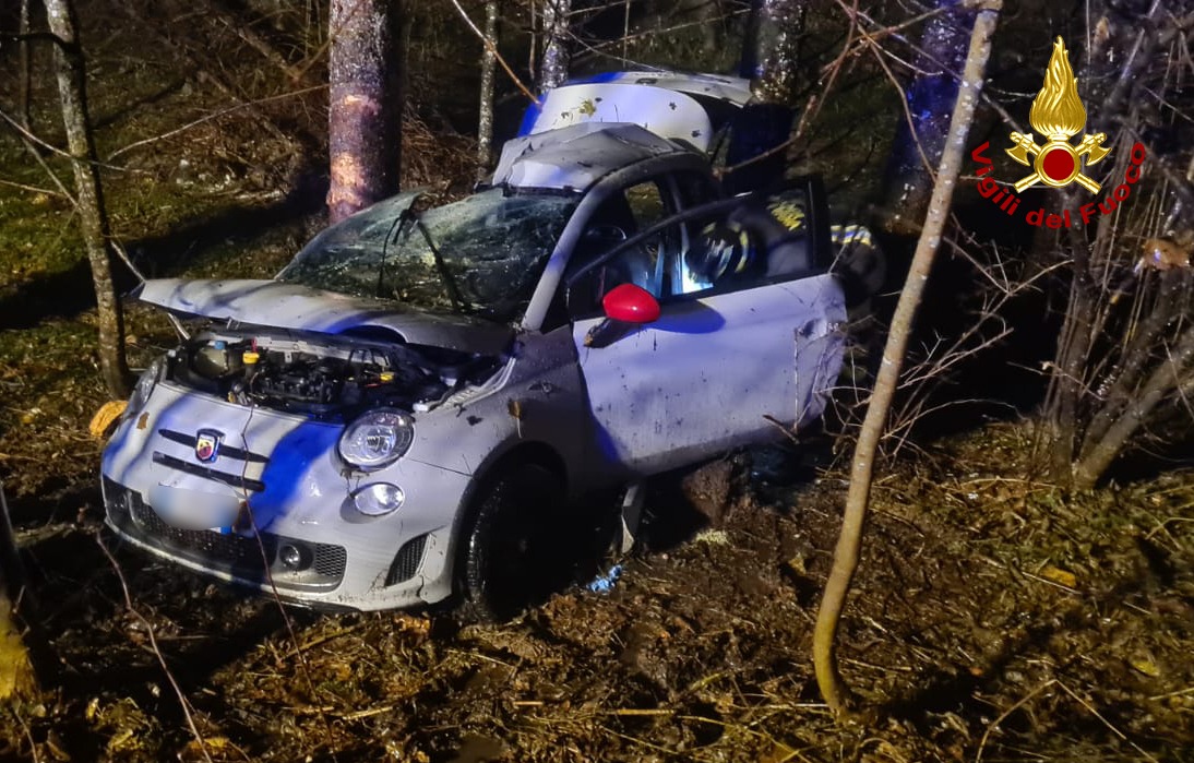 Auto fuori strada si schianta sugli alberi: due giovani feriti - L'Eco ...