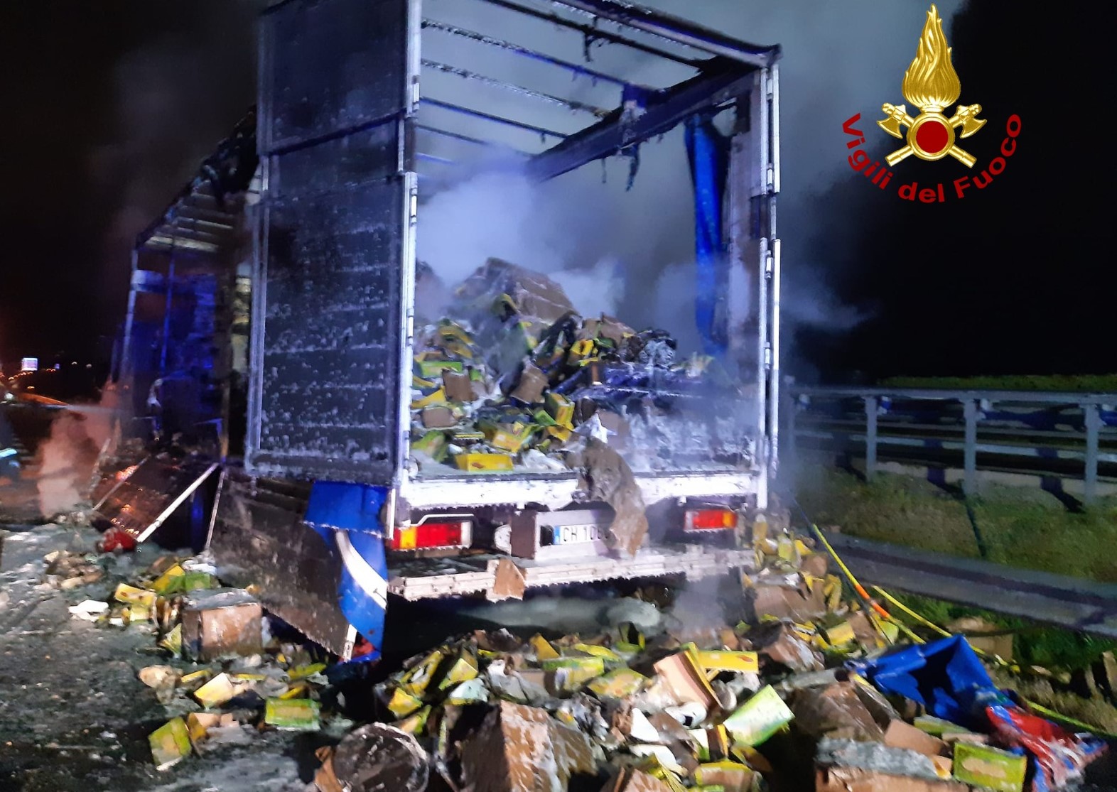 Camion devastato dalle fiamme in A4, l'autista esce in tempo e chiede ...