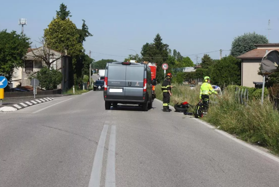 Motociclista 19enne in terapia intensiva dopo lo schianto su un furgone ...