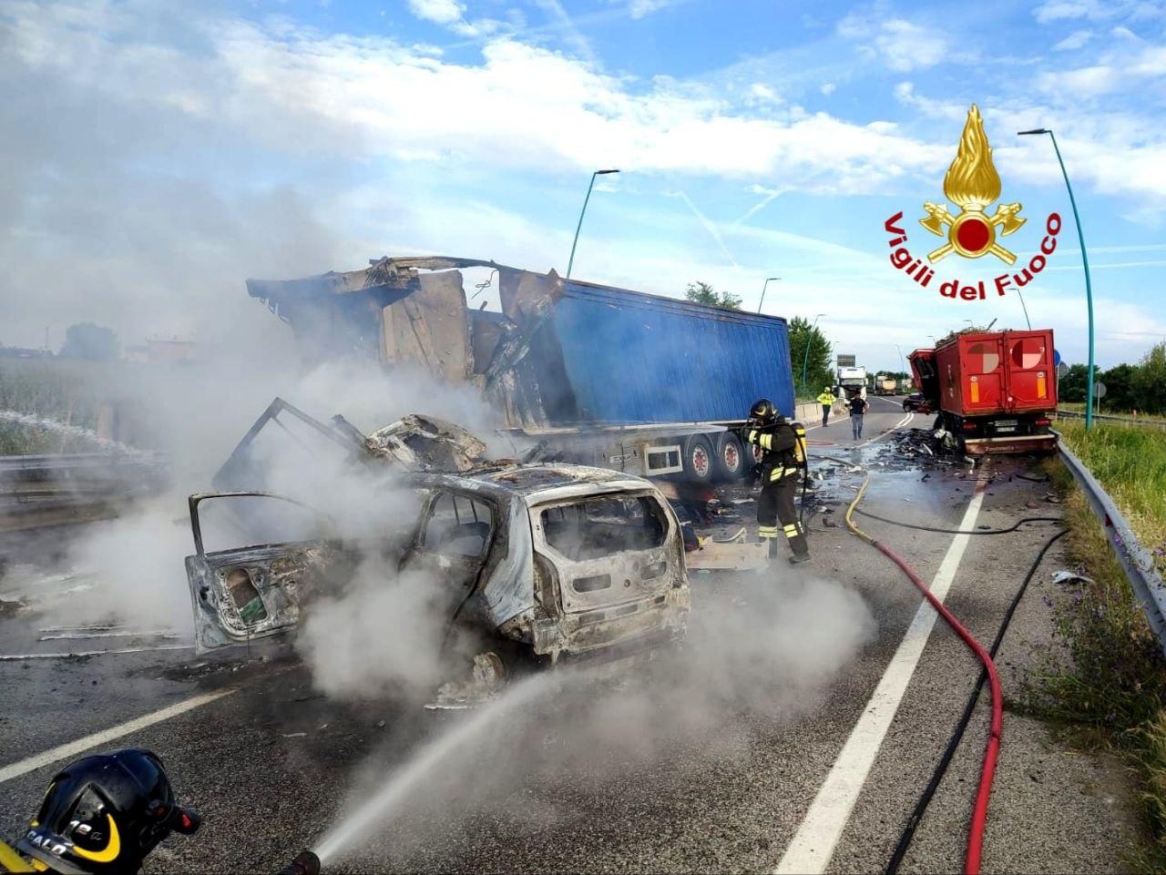 Caos e sangue sulla Regionale 11 dopo lo scontro tra camion e auto ...
