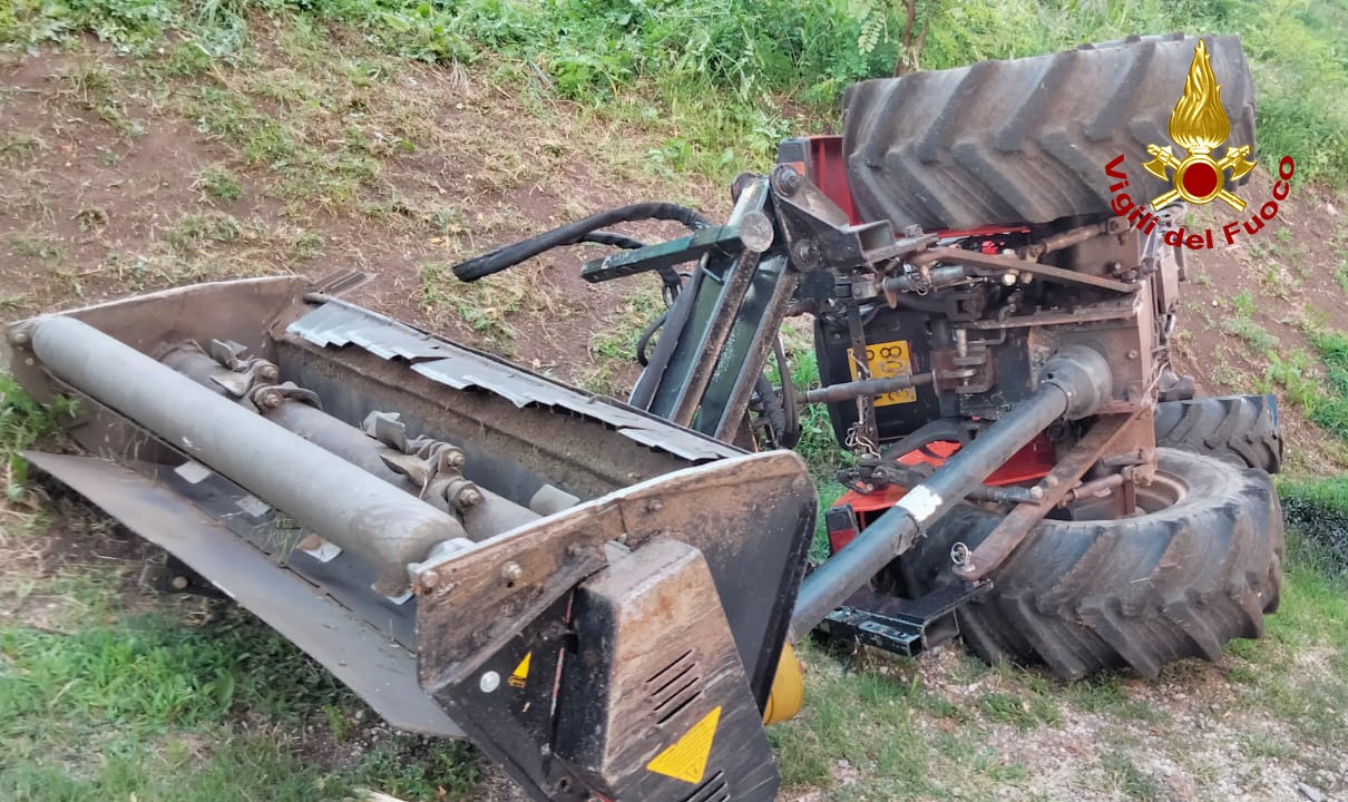 Il trattore si ribalta ma l'operatore riesce a saltare giù prima ...