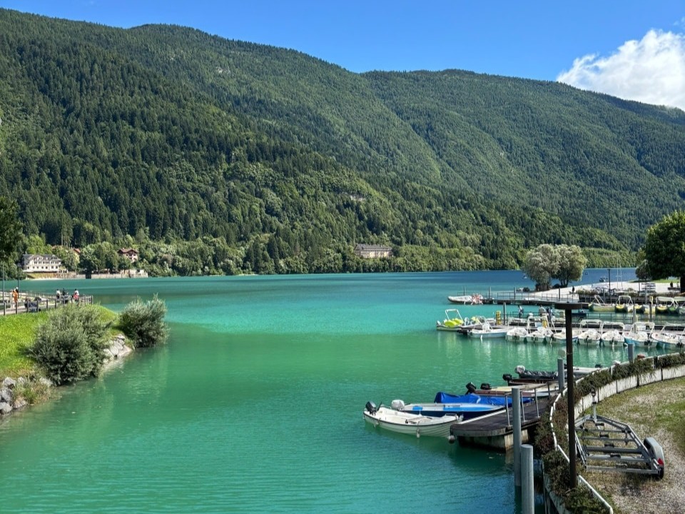 Cade dal pedalò durante una gita sul lago di Molveno: morto 12enne di ...