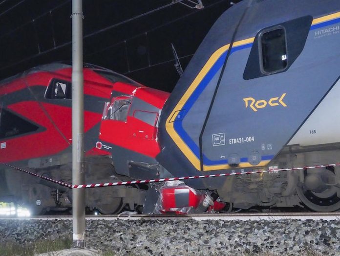 Scontro fra due treni nel Ravennate, 17 feriti