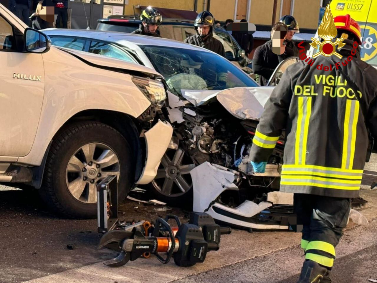 Schianto fra auto e pickup: feriti due 25enni, uno è gravissimo - L'Eco ...