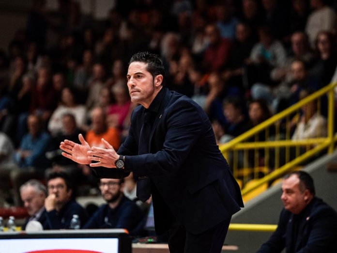 Coach-LaPena-Beretta-Famila-Schio