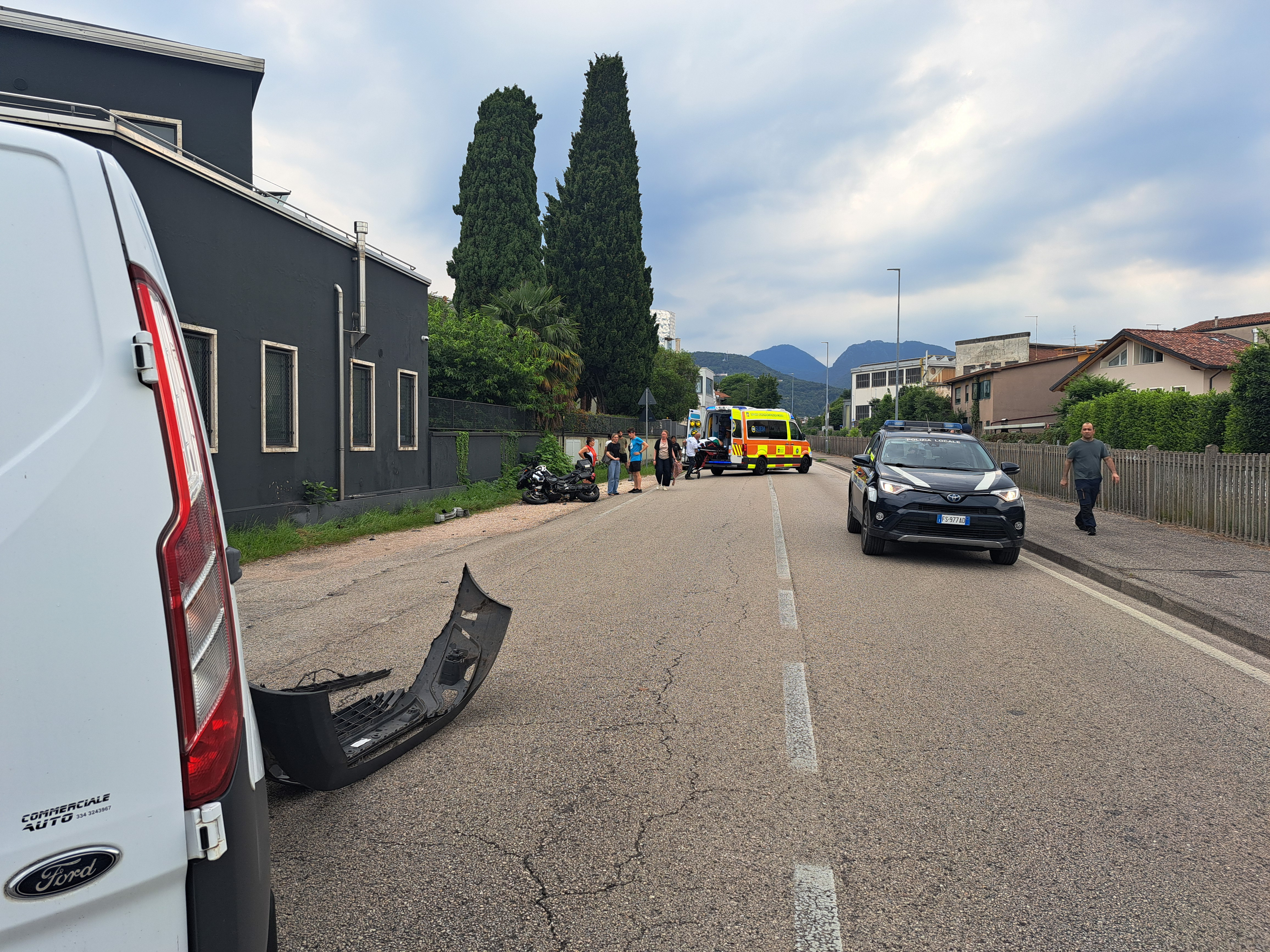 Scontro tra furgone e moto in via Paraiso, grave il centauro - L'Eco ...